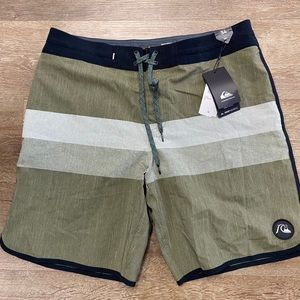 New NWT mens quicksilver swim trunks size 34 small green black